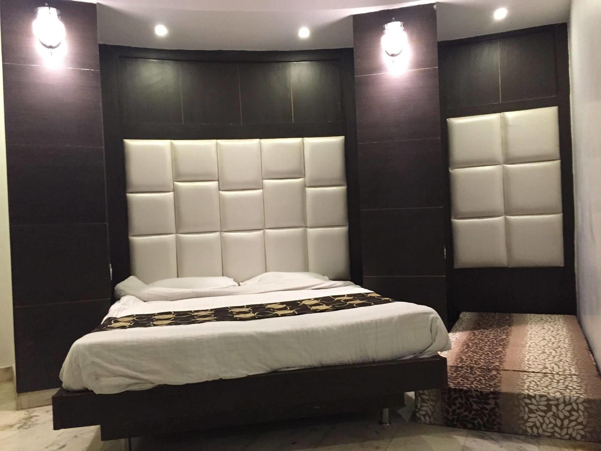 Spot Inn Hostel New Delhi Ngoại thất bức ảnh