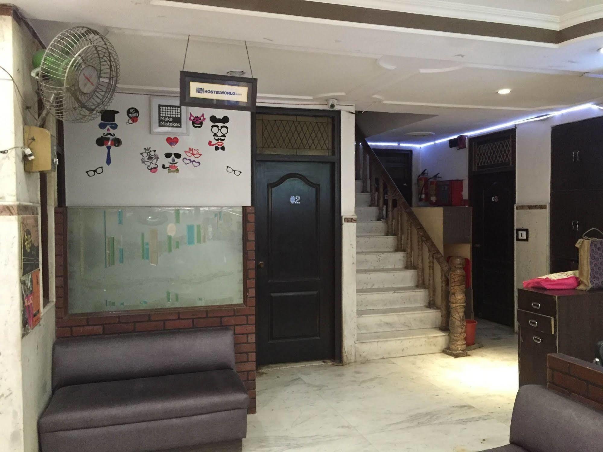 Spot Inn Hostel New Delhi Ngoại thất bức ảnh